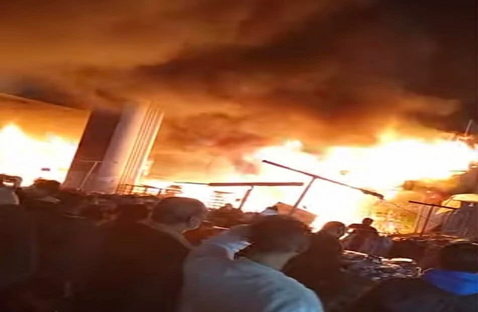 حريق هائل في باكيات عدد من المحلات أمام محطة مترو المرج