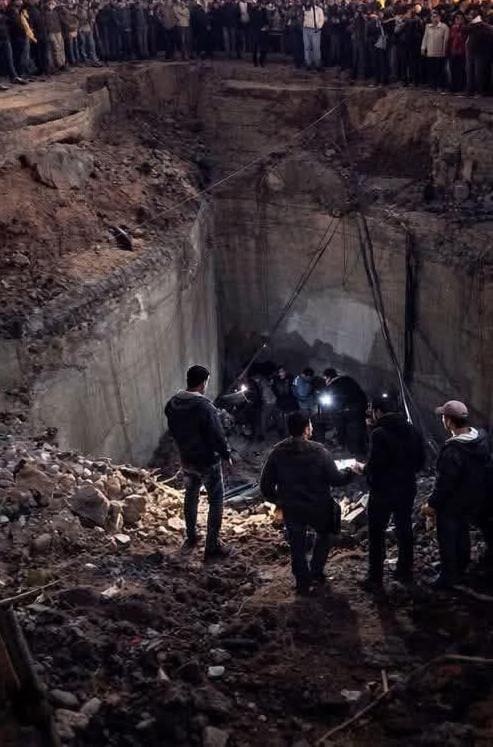 سقوط ميكروباص في حفرة عميقة أسفل كوبري الزاوية الحمراء