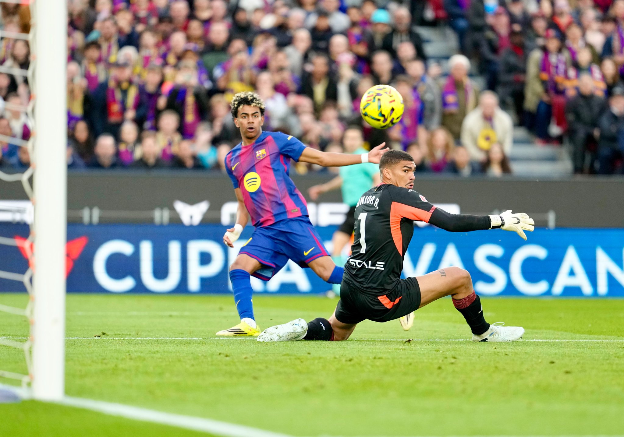 الدوري الأسباني .. برشلونة يحافظ على الصدارة بفوز كبير على فياريال