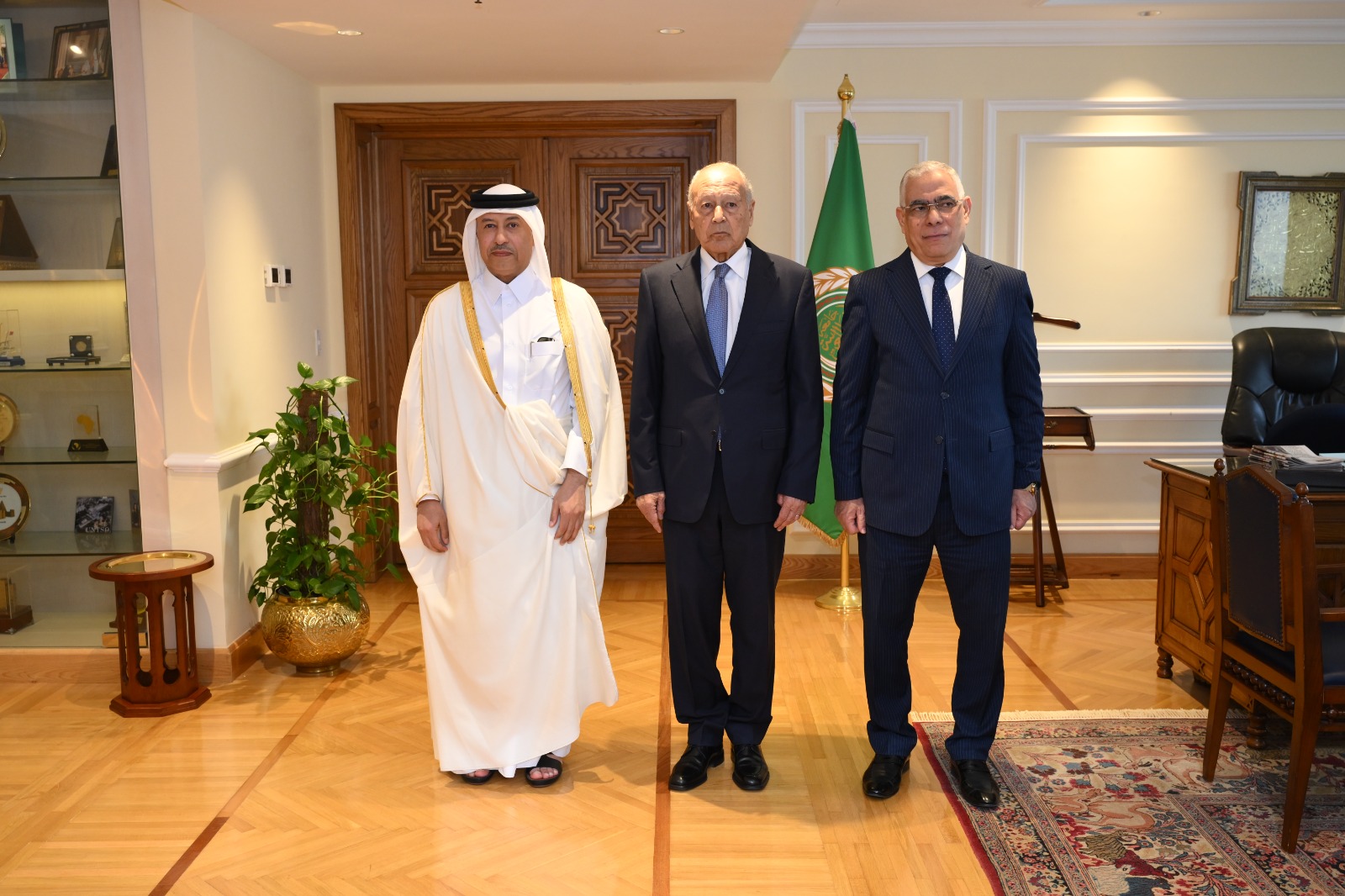 النائب العام ونظيره القطري يزوران الأمين العام لجامعة الدول العربية لبحث تعزيز التعاون القضائي العربي