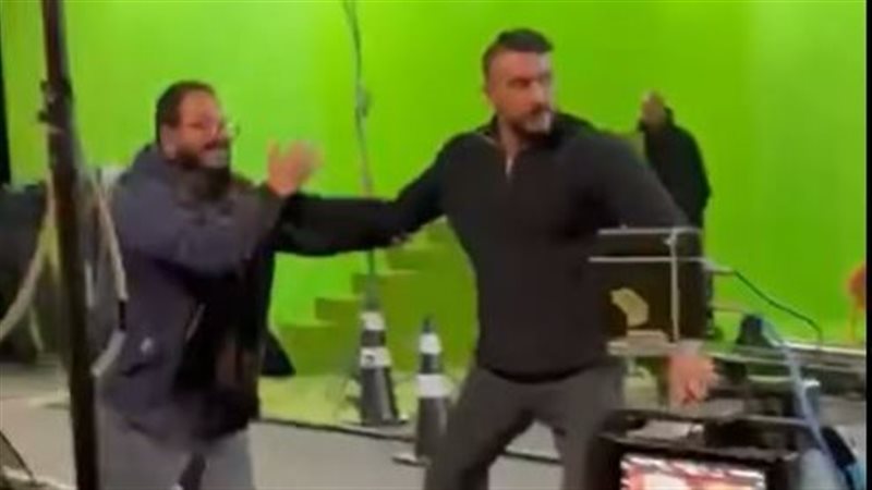 احمد العوضي عايز يتخانق مع الراجل الهندي بسبب تميم يونس