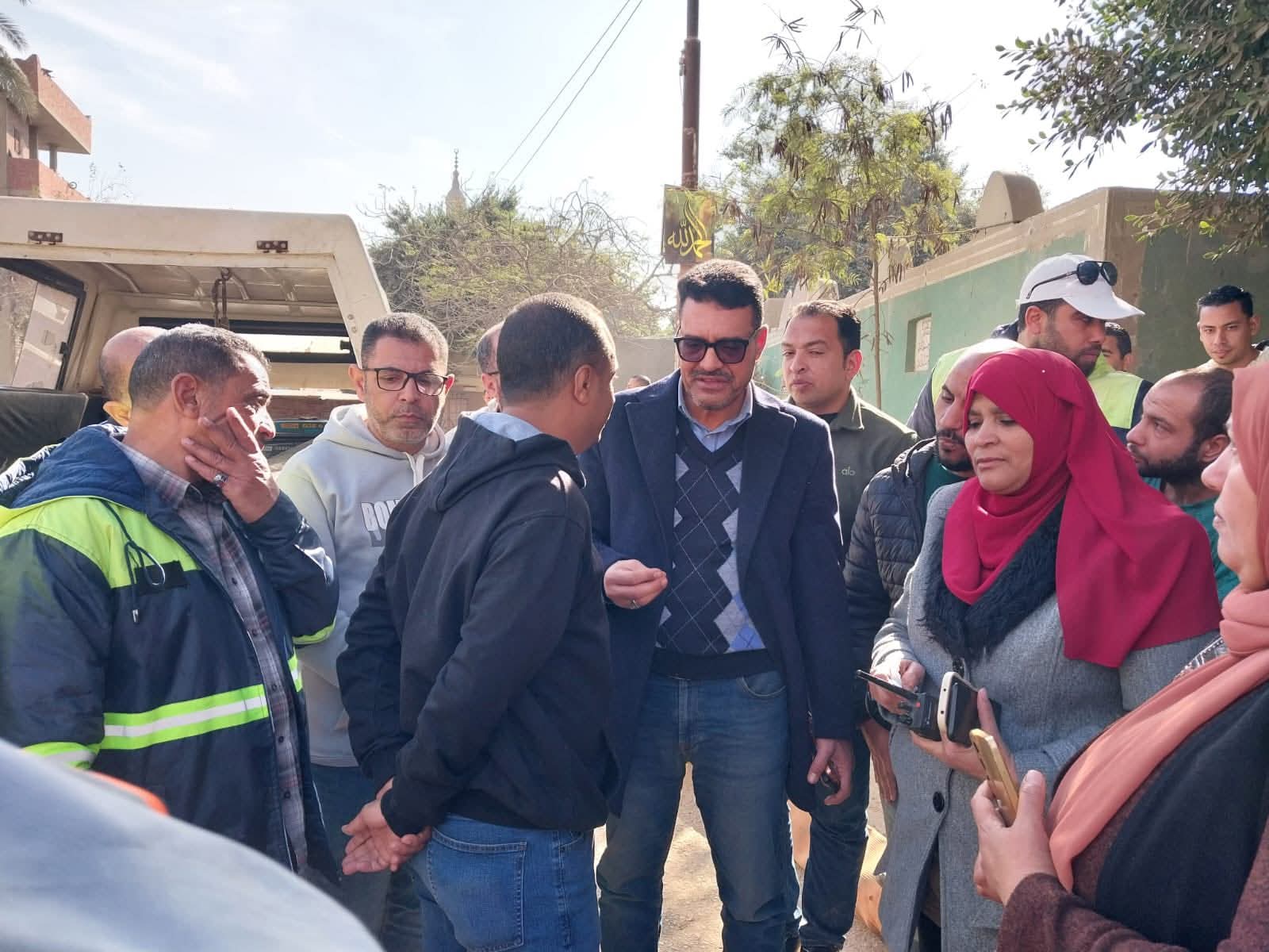 رئيس شركة مياه القليوبية يتفقد الهبوط الأرضي بشارع سرياقوس العمومي بالخانكة