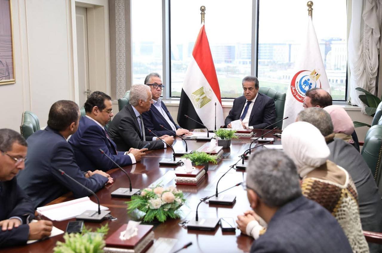 وزير الصحة يبحث تفعيل تقنية الروبوت الجراحي