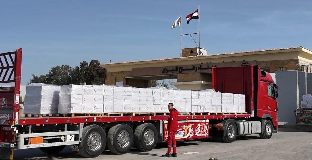 قافلة المساعدات الـ 128 من "زاد العزة" تدخل إلى الفلسطينيين بقطاع غزة