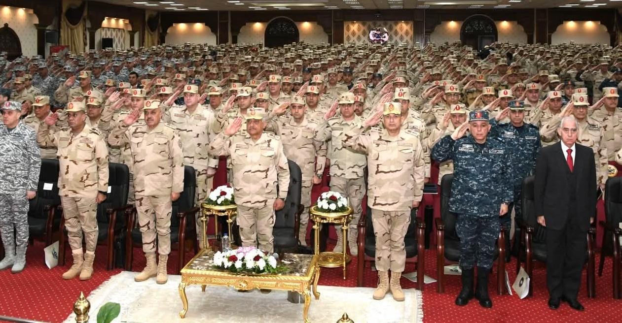 الفريق أول عبد المجيد صقر يلتقي عدد من قادة وضباط القوات المسلحة