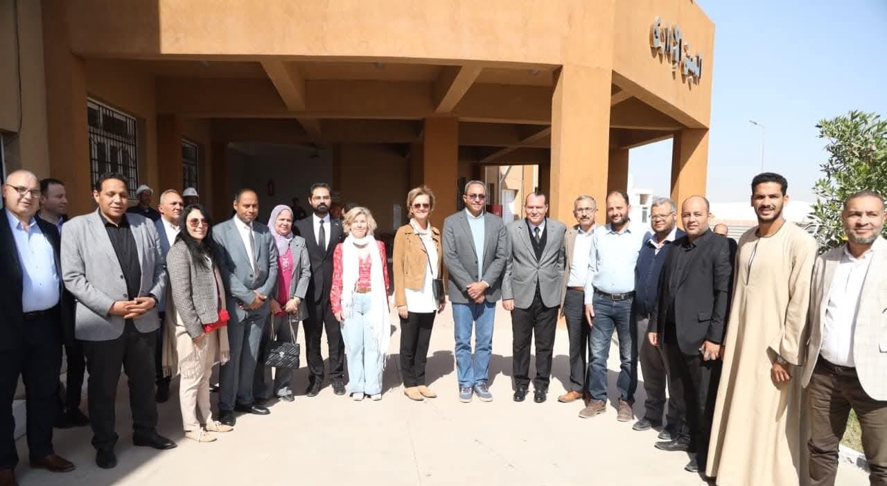 محافظ قنا وسفيرة الاتحاد الأوروبي يتفقدان مشروعات البنية التحتية بالمنطقة الصناعية بقفط
