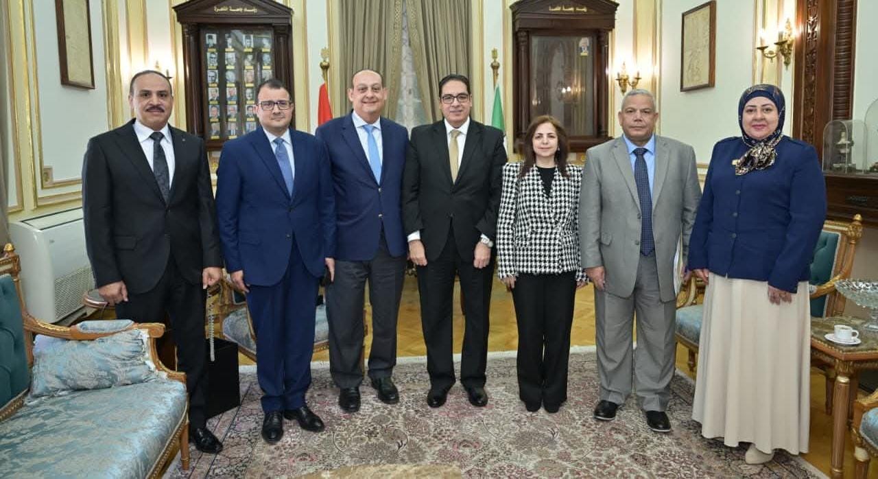رئيس جامعة القاهرة يستقبل وفد وزارة الخارجية المصرية للشؤون الإفريقية