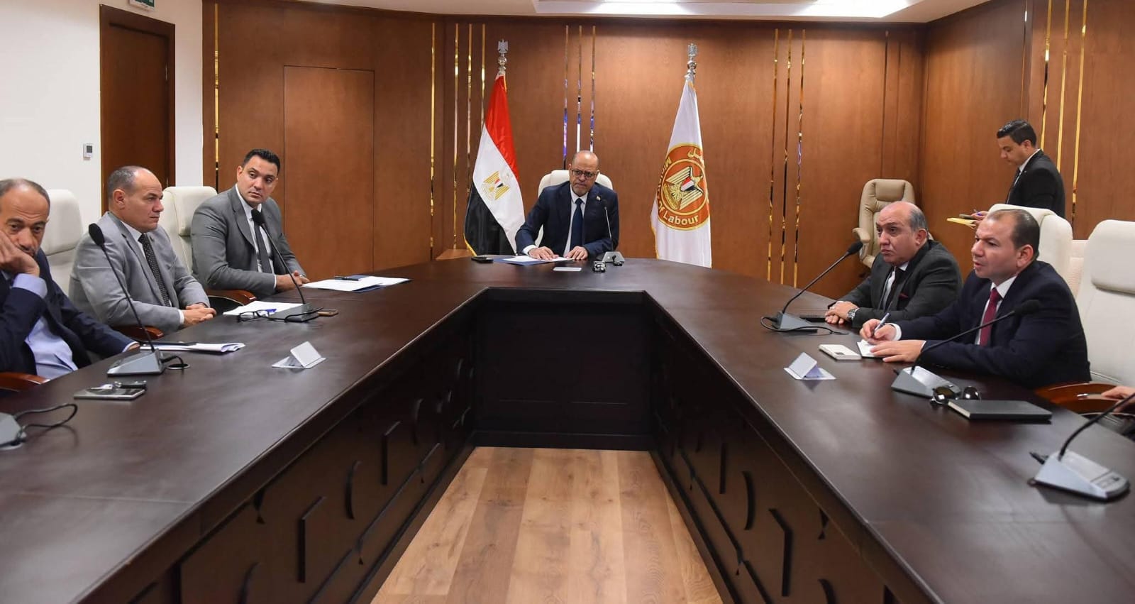 تفاصيل اجتماع وزير العمل مع ممثلي شركات الملابس الجاهزة