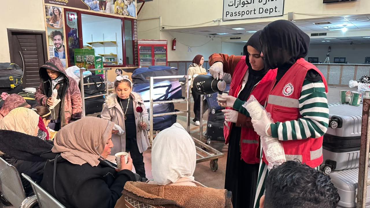 الهلال الأحمر المصري يواصل خدماته الإنسانية في استقبال وتوديع الأشقاء الفلسطينيين