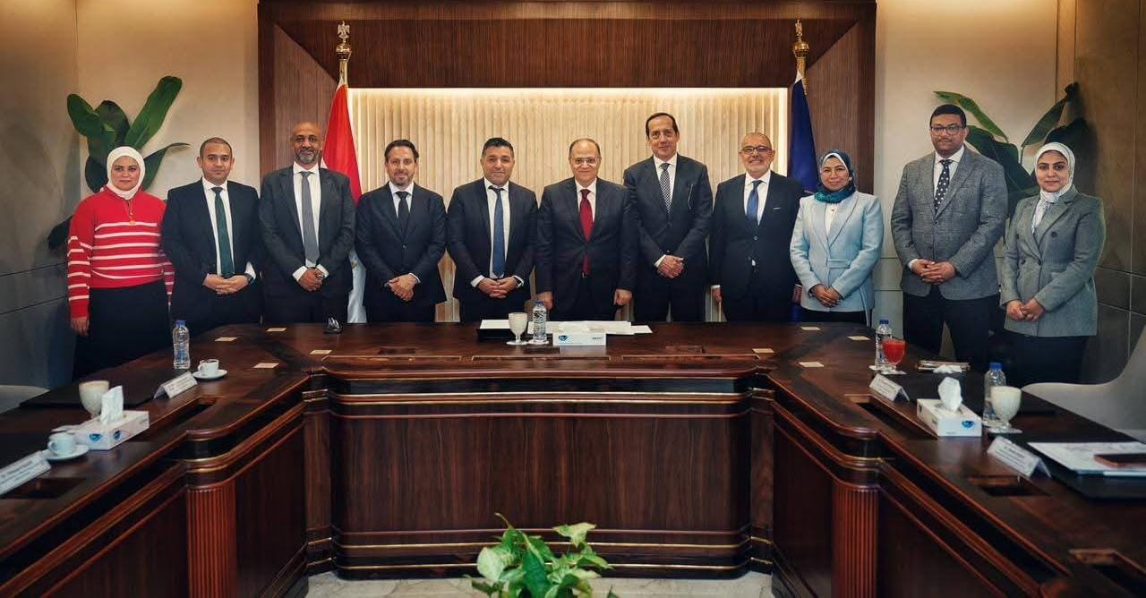رئيس هيئة الدواء يبحث مع شركة أبوت خطط توطين الصناعة الدوائية في مصر