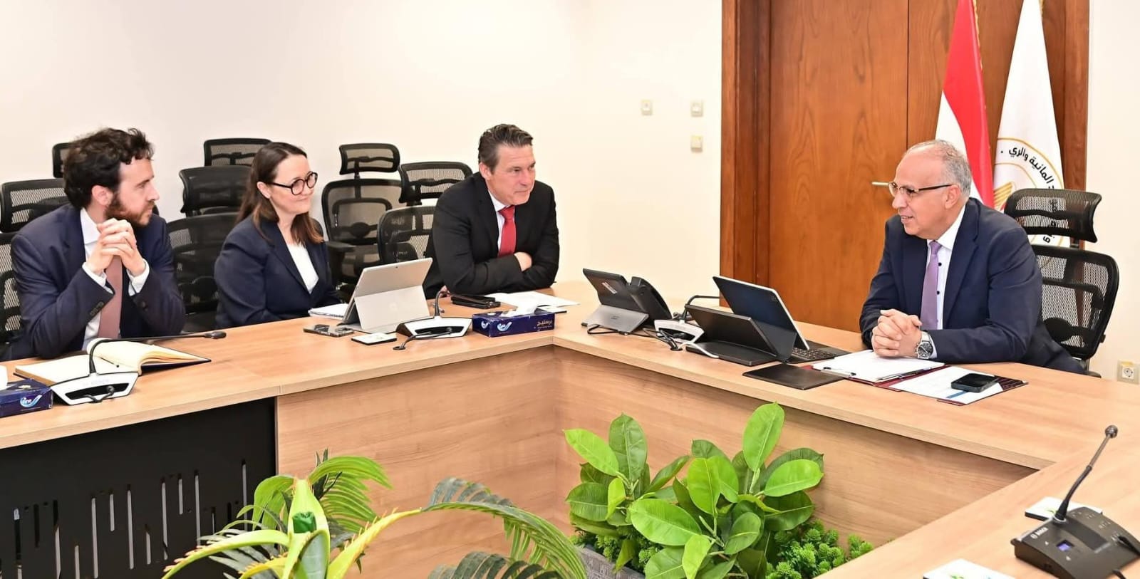 وزير الري يبحث مع مسؤولة ببنك التنمية والإعمار الأوروبي تعزيز التعاون في مجال المياه