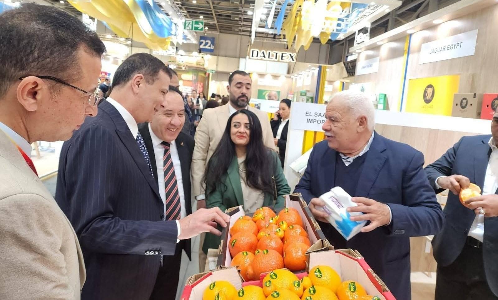 بمشاركة 99 شركة.. وزير الزراعة يفتتح الجناح المصري بمعرض "فروت لوجستيكا" ببرلين