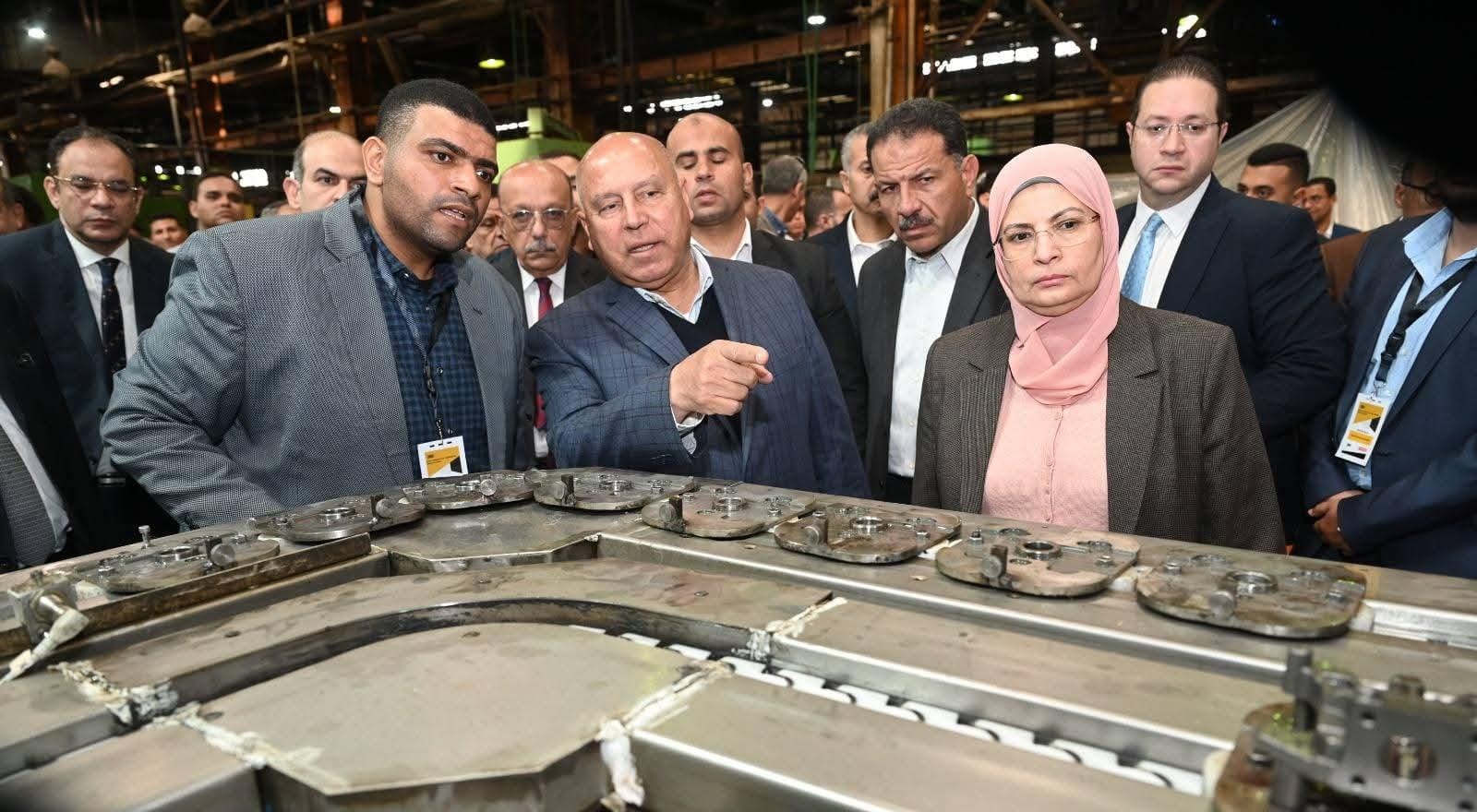 وزير الصناعة والنقل يتفقد 3 مصانع متخصصة في الصناعات الهندسية بمدينة العاشر من رمضان