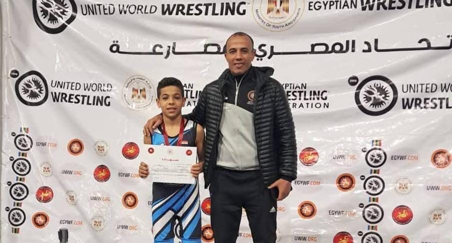 محافظ أسيوط يهنئ اللاعب كريم وليد لفوزه بذهبية بطولة الجمهورية للمصارعة للبراعم