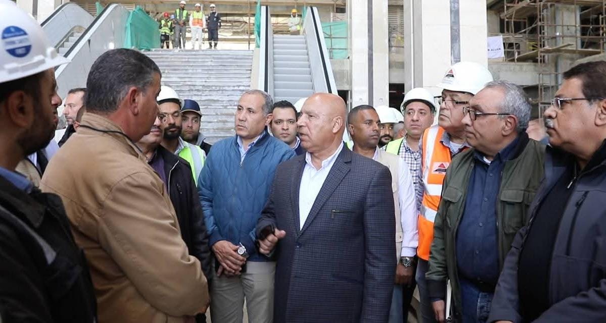 كامل الوزير يتفقد مواقع العمل بالخط الأول بالقطار الكهربائي في المسافة من العلمين حتى الإسكندرية