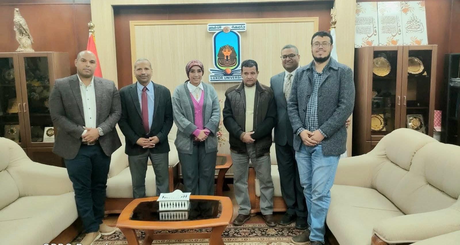 رئيس جامعة الأقصر تستقبل وفد مركز «رؤيا» للعيون وتتسلم جهاز طبي متطور دعماً لكلية الطب