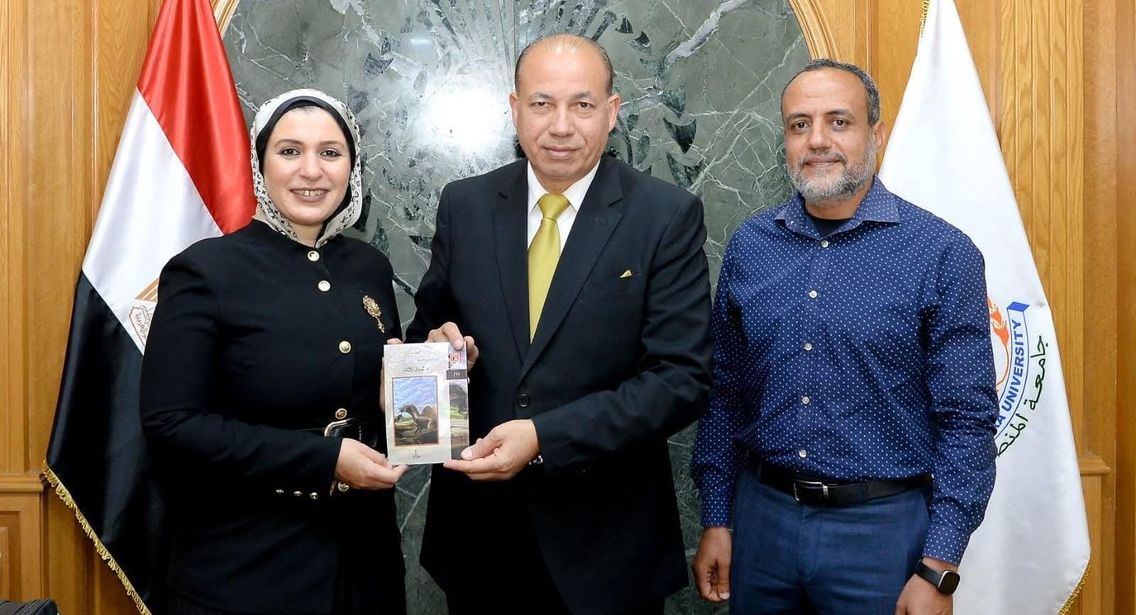 رئيس جامعة المنصورة يستقبل فريق مركز الحفريات الفقارية