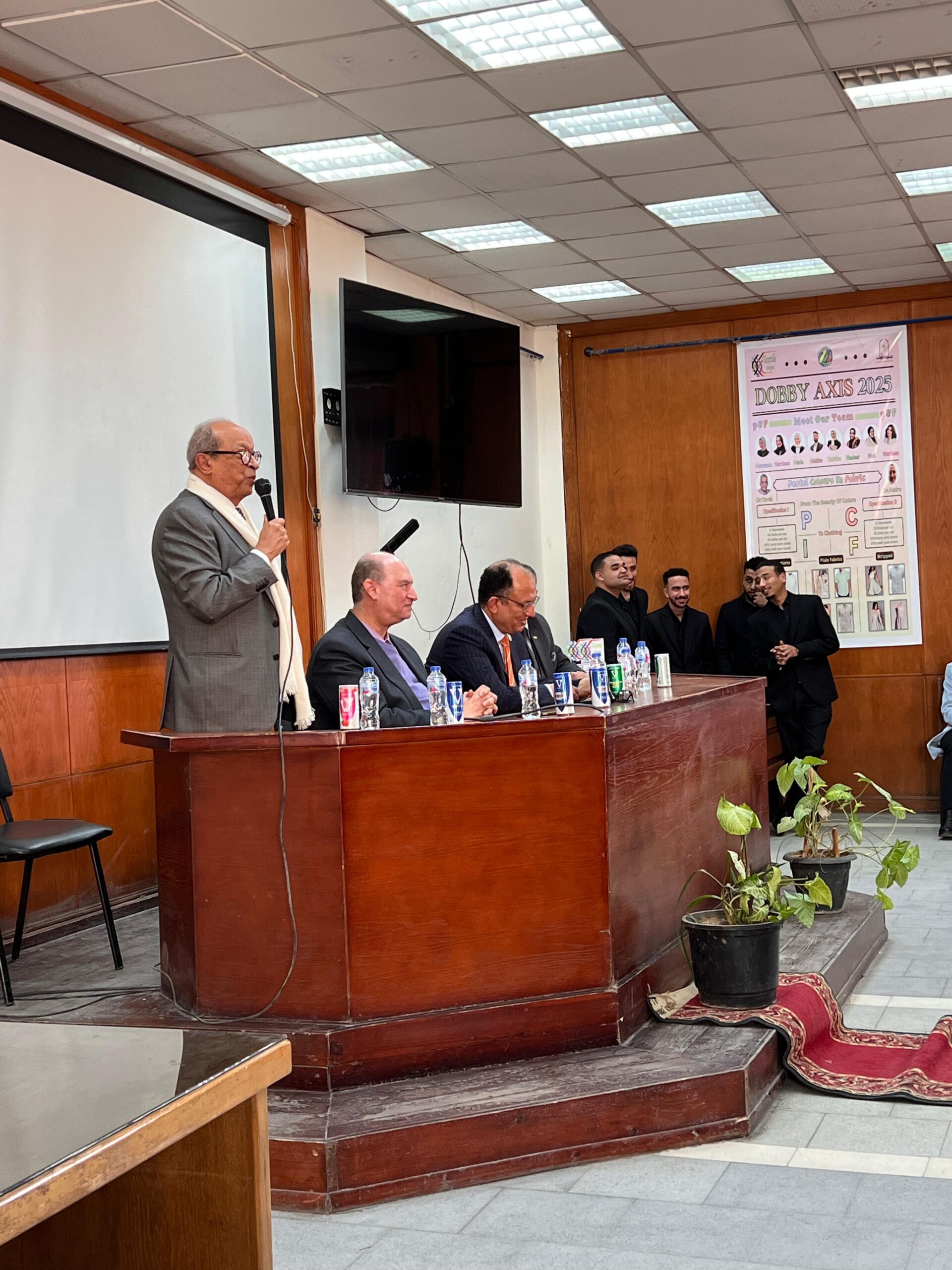 صناعة الغزل والنسيج.. في ملتقى طلاب الفنون التطبيقية بجامعة العاصمة