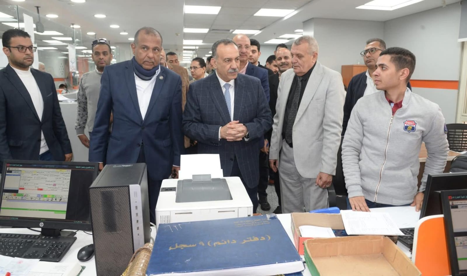 محافظ أسيوط يتفقد مركز الخدمات المميز بالغرفة التجارية