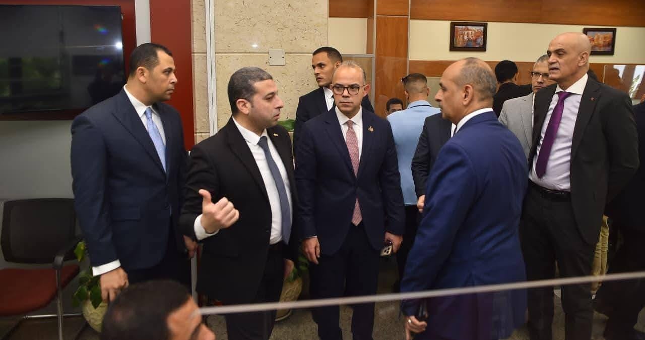 وزير الاستثمار يقوم بجولة تفقدية بمركز خدمات المستثمرين