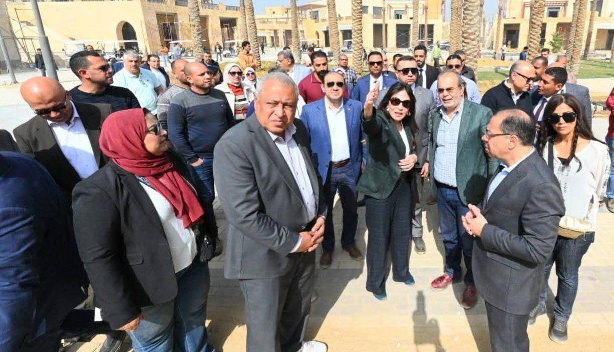 وزيرة الإسكان تقوم بجولة موسعة بمشروع "حدائق تلال الفسطاط"