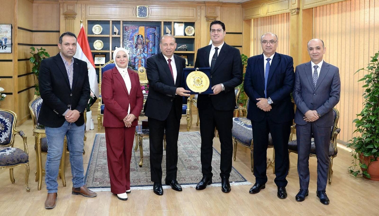 رئيس جامعة المنصورة يكرم نائبي محافظي القاهرة والإسكندرية عقب أدائهما اليمين الدستورية