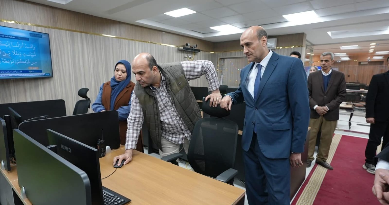 محافظ أسيوط يتفقد مركز سيطرة الشبكة الوطنية للطوارئ بالديوان العام