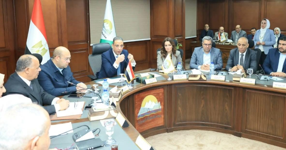 محافظ الجيزة يناقش مع مديري المديريات الخدمية ورؤساء الأجهزة أجندة العمل خلال الفترة المقبلة