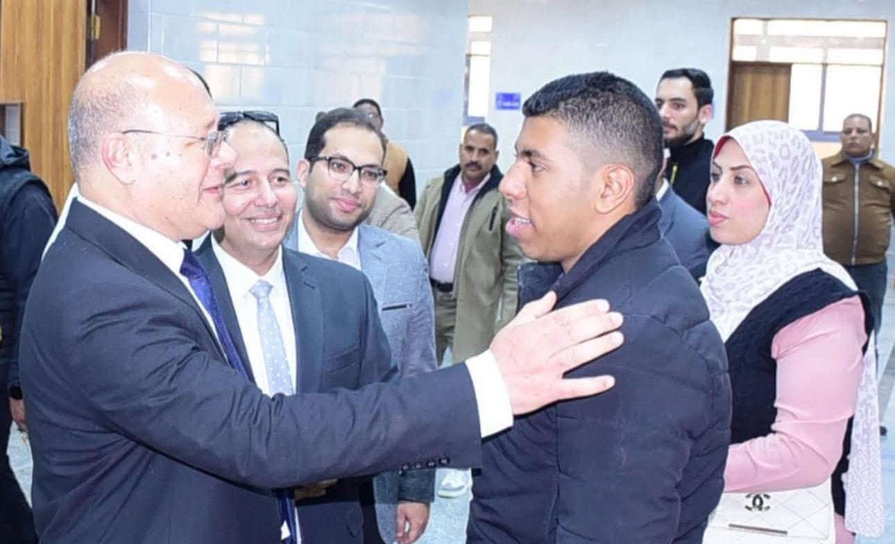 رئيس جامعة سوهاج يلتقي المرضي والأطباء بمستشفي طب وجراحة الفم والاسنان