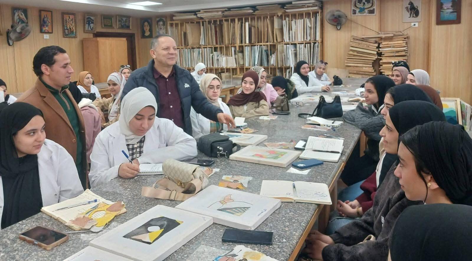رئيس جامعة دمياط يتفقد معمل ترميم الآثار العضوية بكلية الآثار