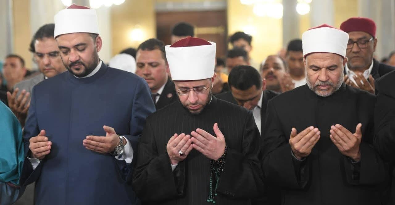 وزير الأوقاف يؤدي صلاة التراويح في أول ليلة من رمضان بمسجد الإمام الحسين