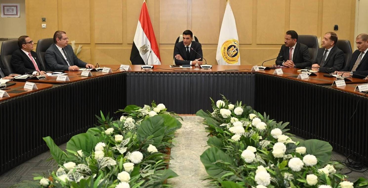 وزير الصناعة يجتمع بقيادات الوزارة ويضع خطة سير العمل خلال المرحلة المقبلة