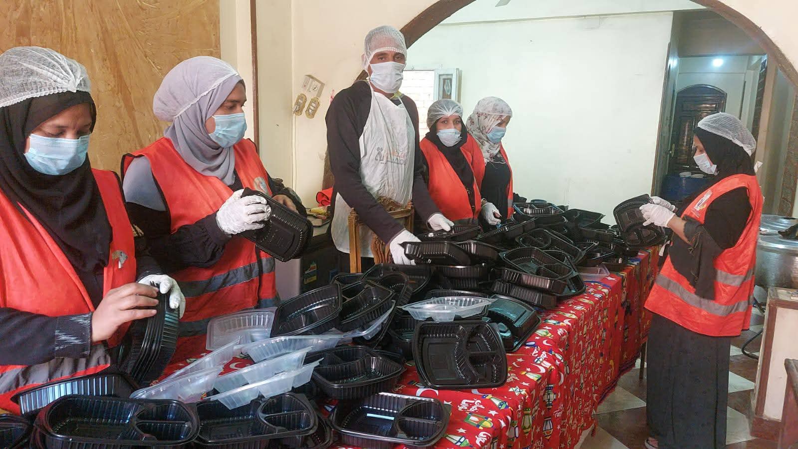 محافظ أسوان يتابع جهود مبادرة "مطبخ المصرية" لتوزيع 350 وجبة بقرى كوم أمبو