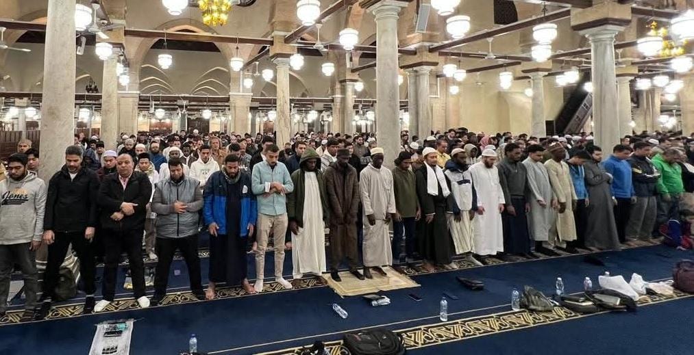 آلاف المصلين يؤدون صلاتي العشاء والتراويح بالجامع الأزهر الشريف