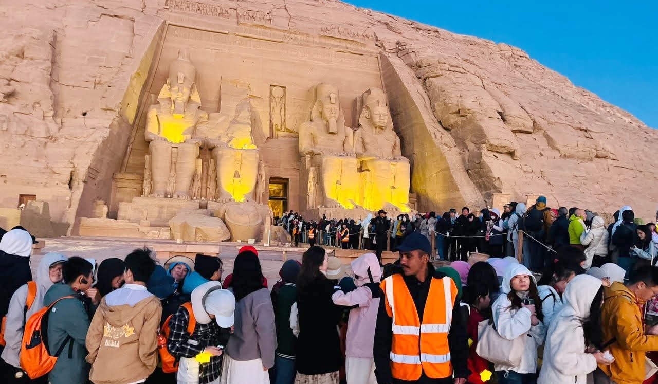 الشمس تتعامد على وجه تمثال الملك رمسيس الثاني بمدينة أبوسمبل لمدة 22 دقيقة