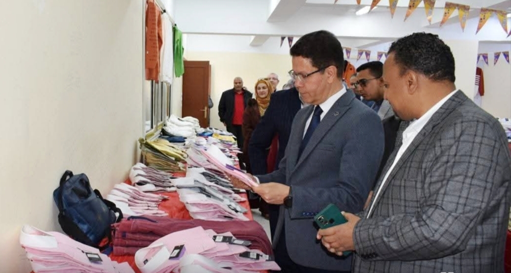 رئيس جامعة بنها يفتتح المعرض الخيري للملابس لطلاب كلية التربية النوعية