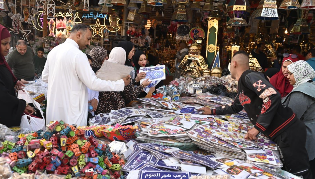 شاهد بالصور .. زحام كبير على الفوانيس في السيدة زينب