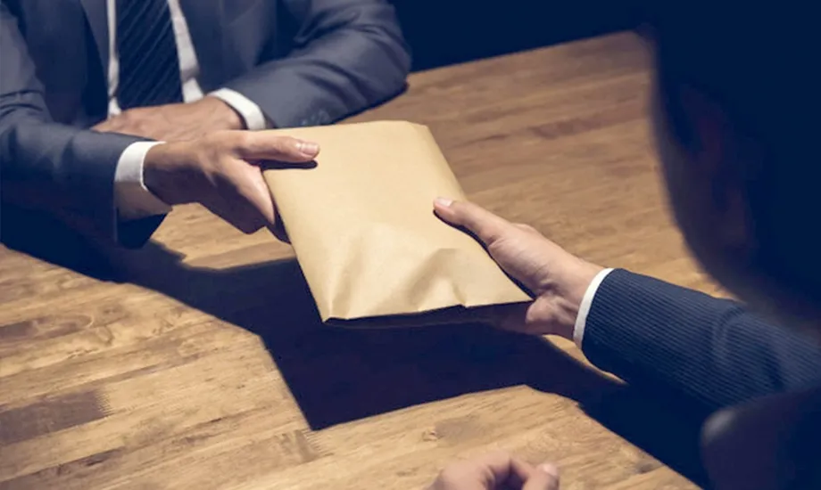 الإكرامية مش مخالفة.. الفارق القانوني بين الرشوة والتيبس