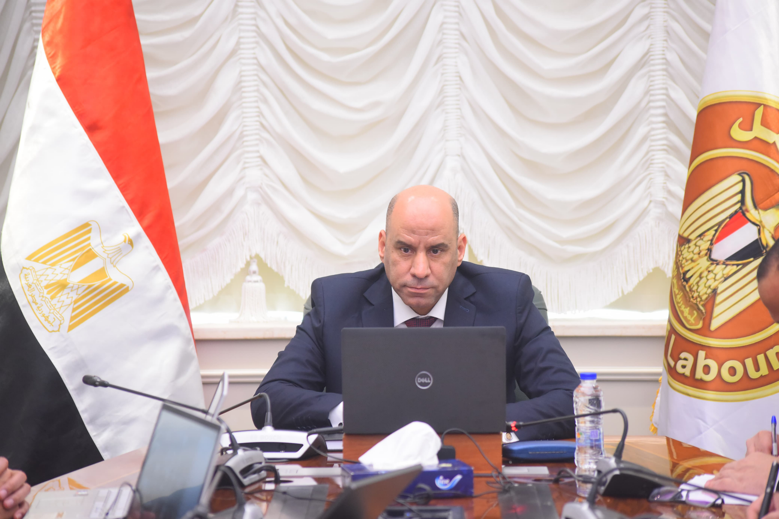 ترجمة سريعة لتوجيهات الوزير رداد في "وحدة خدمات المصريين بالخارج"