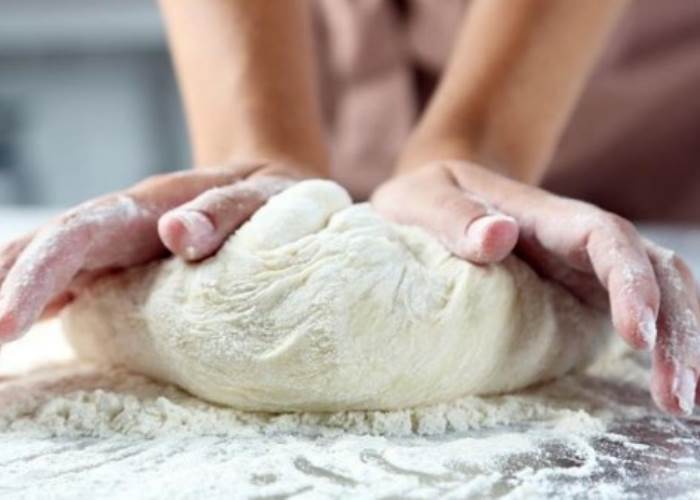 قبل تحضير كعك العيد.. لماذا يُحذر من تذوق العجين النيئ؟