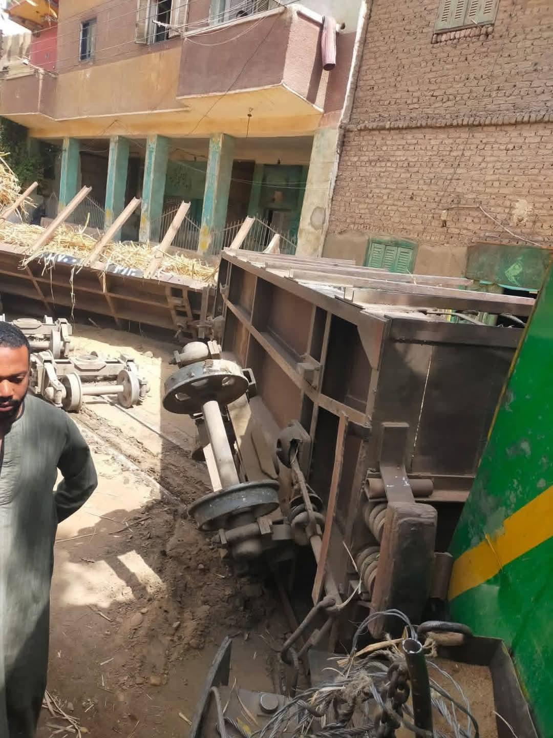 خروج قطار محمل بالقصب عن مساره بأسوان