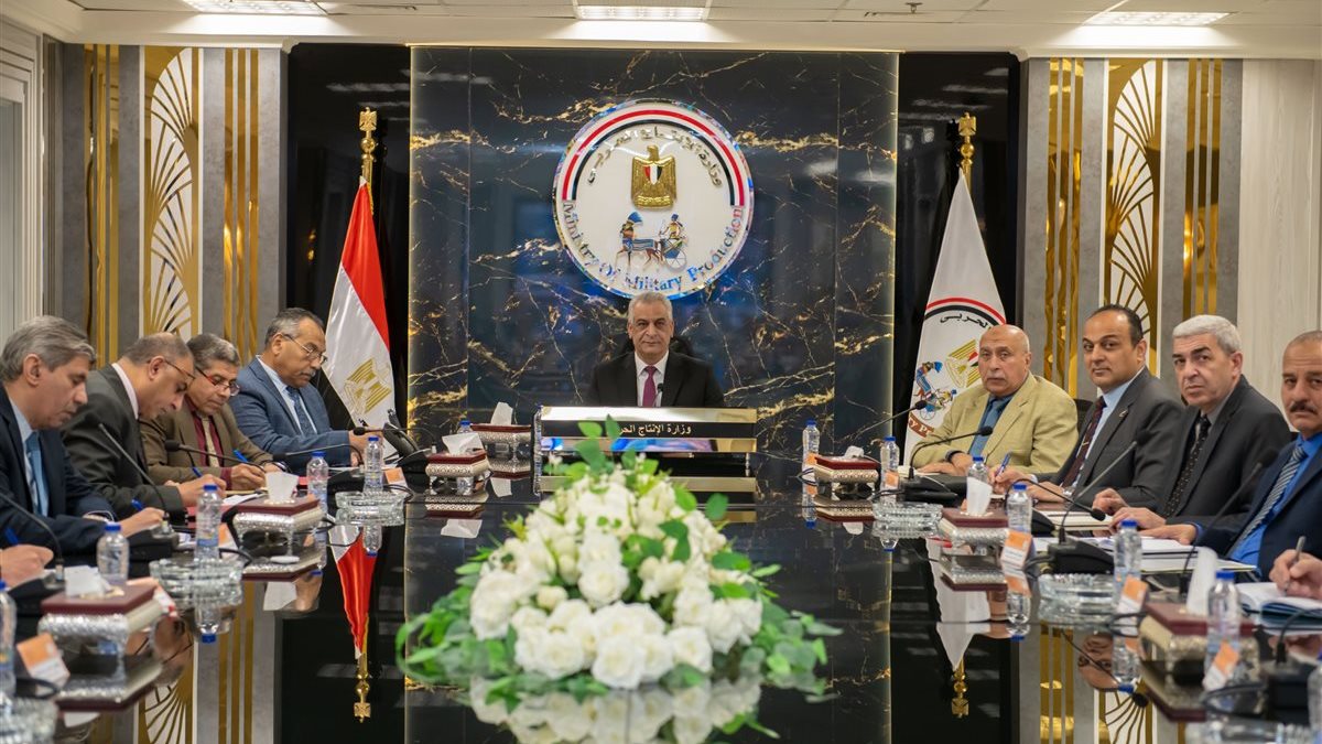 وزير الإنتاج الحربي يوجه بترشيد الكهرباء ومتابعة الأداء المالي يوميًا