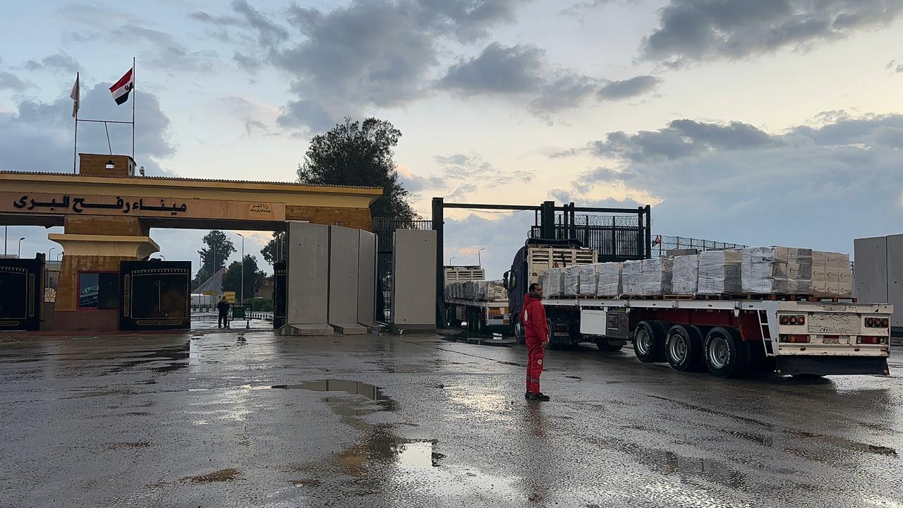 استجابةً لحالة الطقس السيئ.. الهلال الأحمر يدفع بأكثر من ألفي خيمة ومستلزمات إغاثية وإنسانية إلى غزة عبر قافلة «زاد العزة» الـ 164