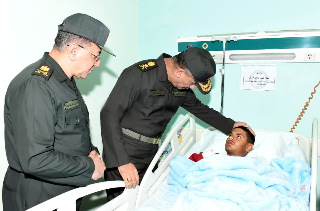 وزير الدفاع يزور عدد من المصابين بمجمع الجلاء الطبى للقوات المسلحة (صور)