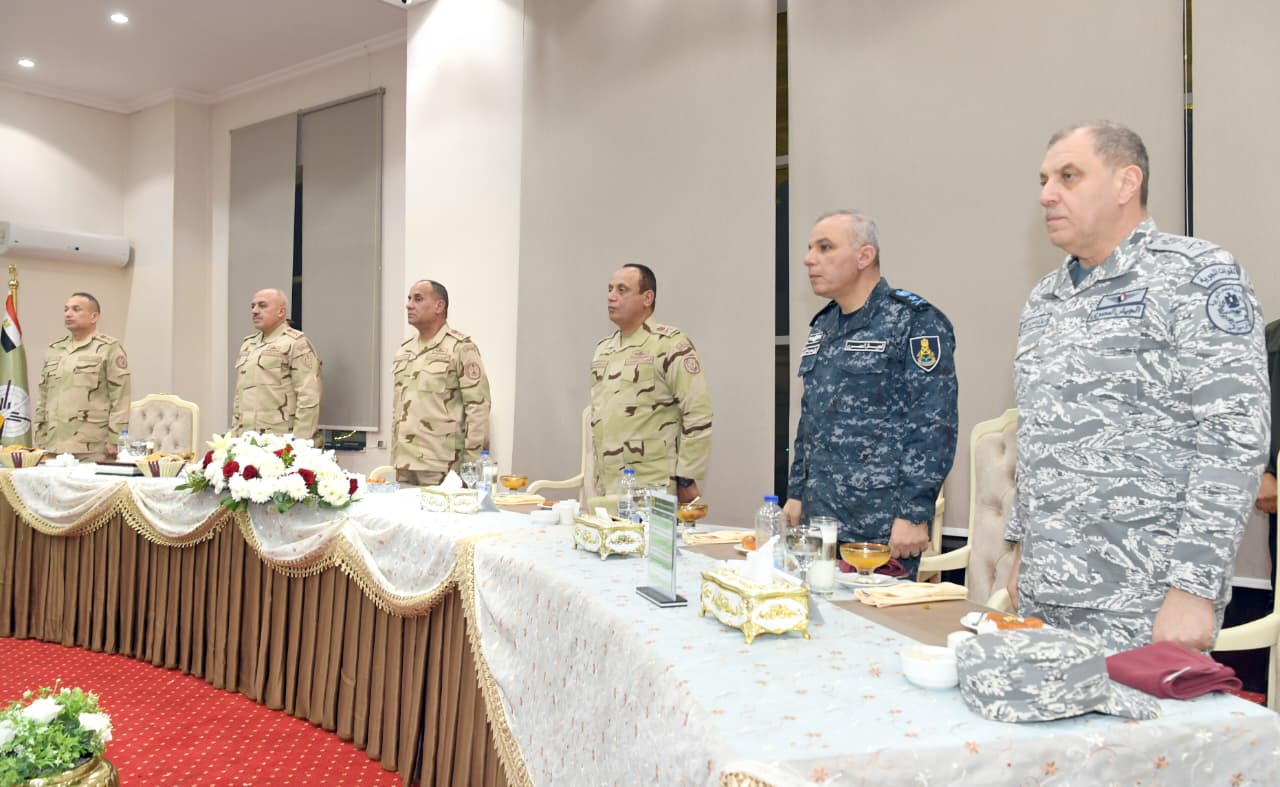 وزير الدفاع يتفقد الجاهزية القتالية للمنطقة المركزية العسكرية ويشارك المقاتلين وجبة الإفطار.. صور