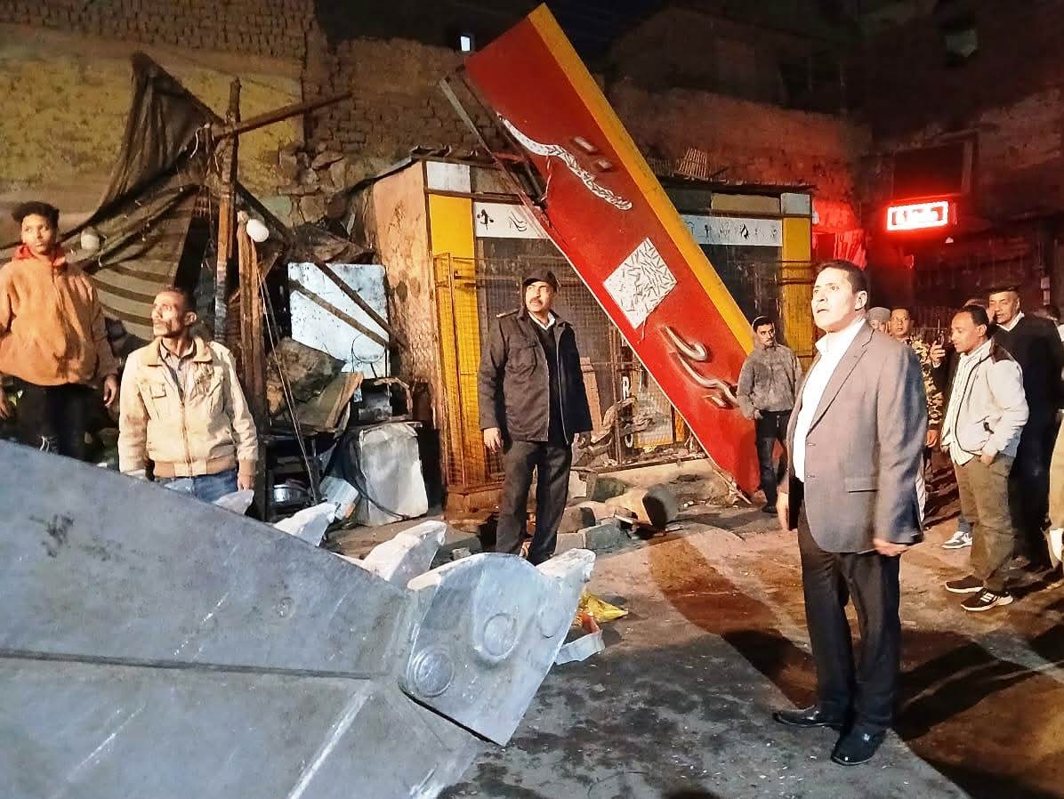 حملات مكبرة لإزالة ورفع الإشغالات بسوق وشارع بورسعيد بمركز كوم أمبو
