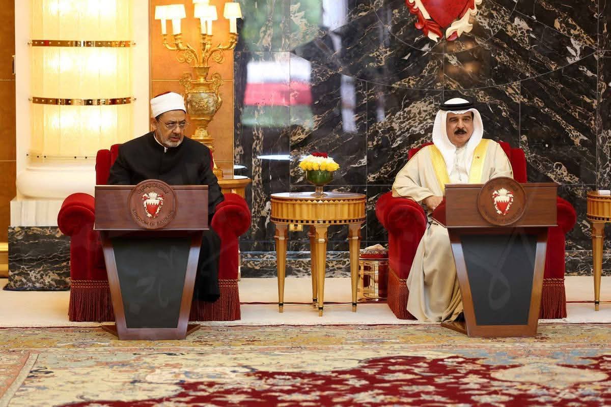 شيخ الأزهر يجري اتصالاً هاتفياً مع جلالة ملك البحرين تأكيداً لتضامن الأزهر مع المملكة وحكومتها وشعبها