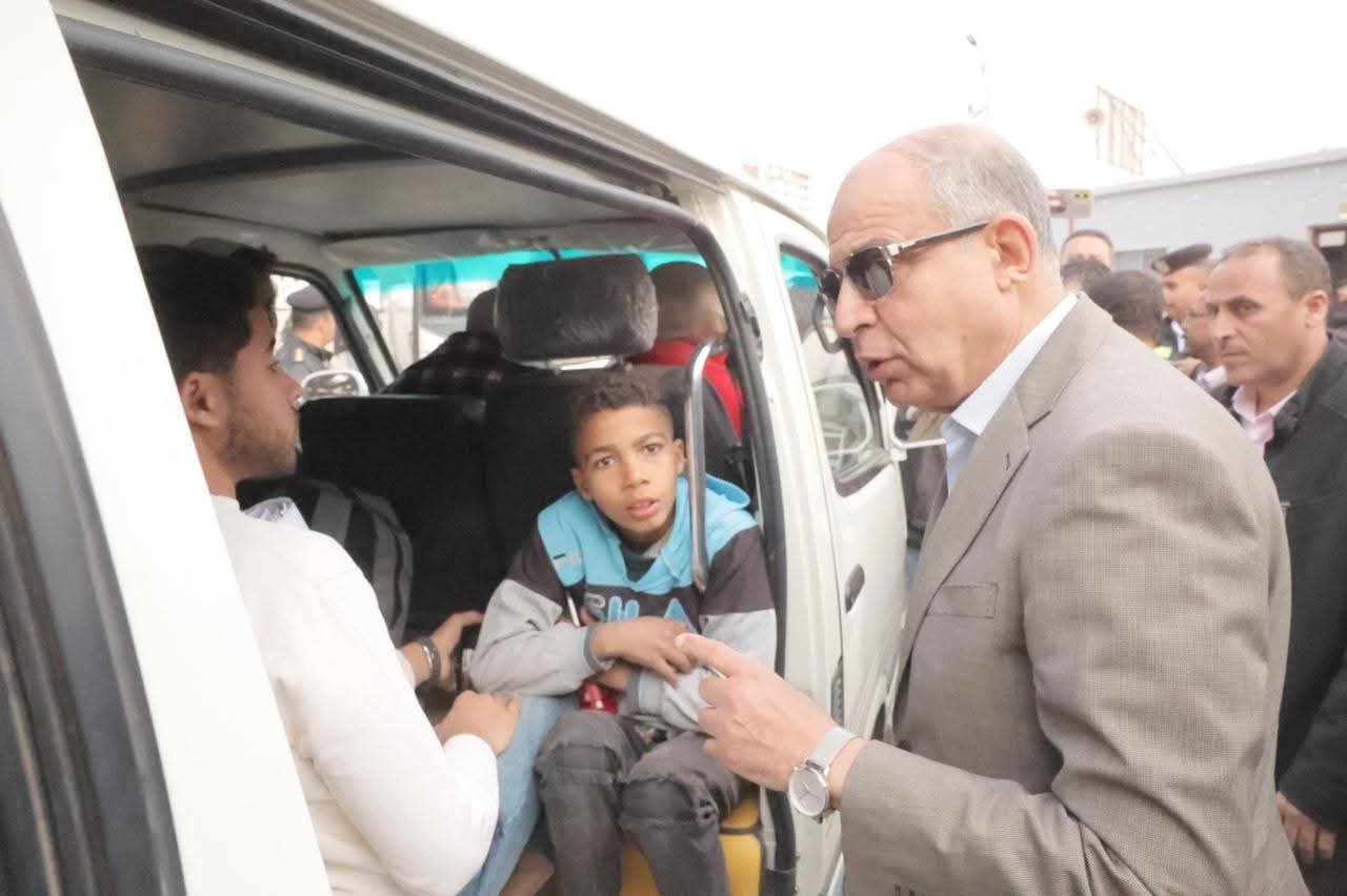 محافظ المنيا يتفقد المواقف ومحطات الوقود لمتابعة تطبيق التعريفة الجديدة للمواصلات