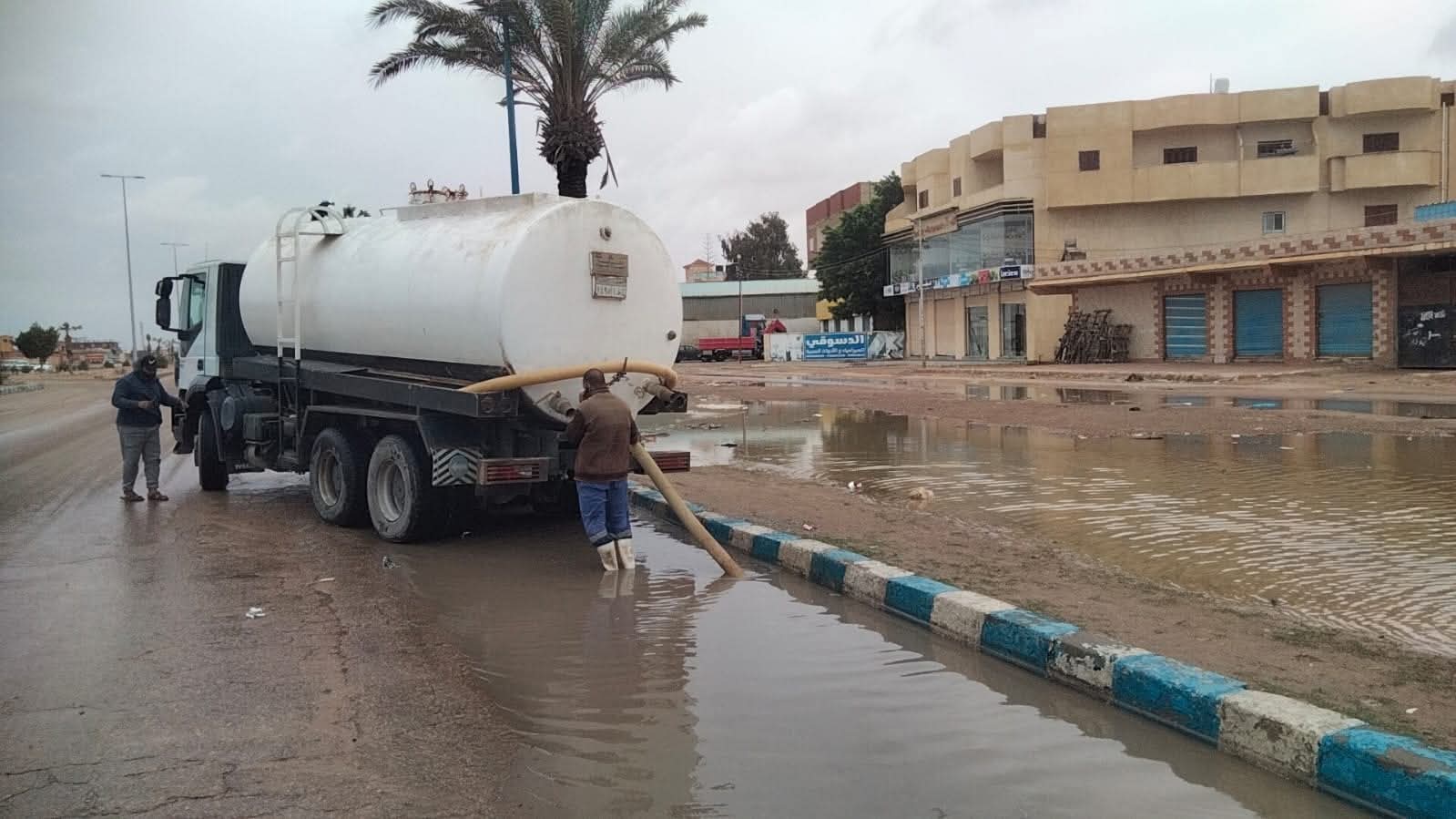 طوارئ مطروح تواصل جهودها لرفع تجمعات مياه الأمطار بالشوارع والطريق الدولي