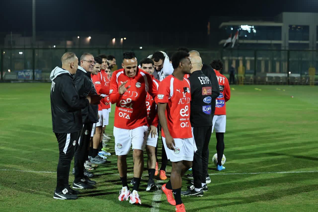 على رأسهم هيثم حسن وناصر منسي .. منتخب مصر ينظم ممرًا شرفيًا للاعبين الجدد (صور)